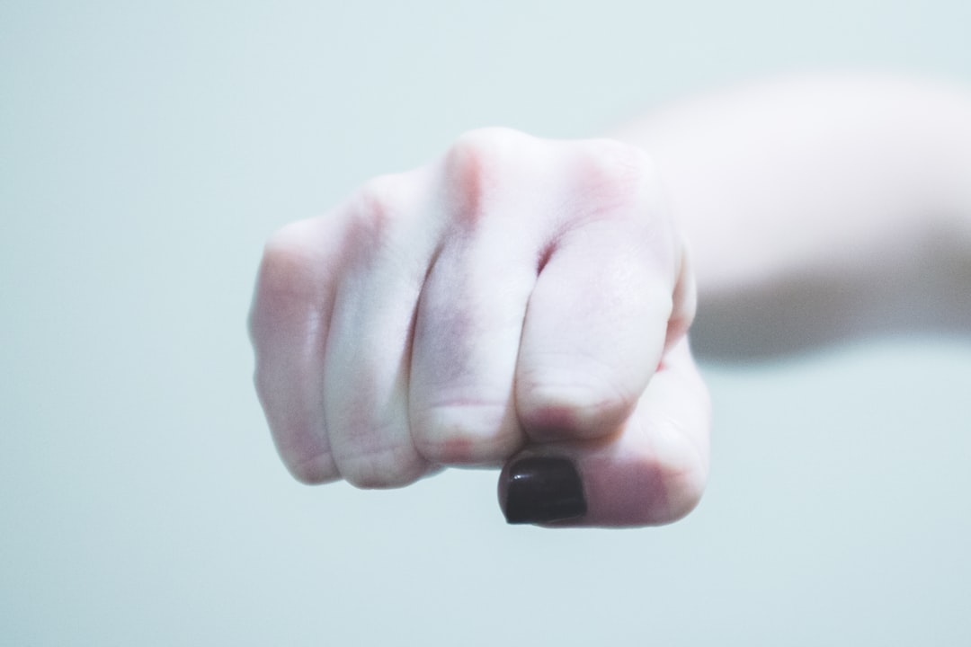 가상자산 차트를 보여주는 스마트폰을 든 손