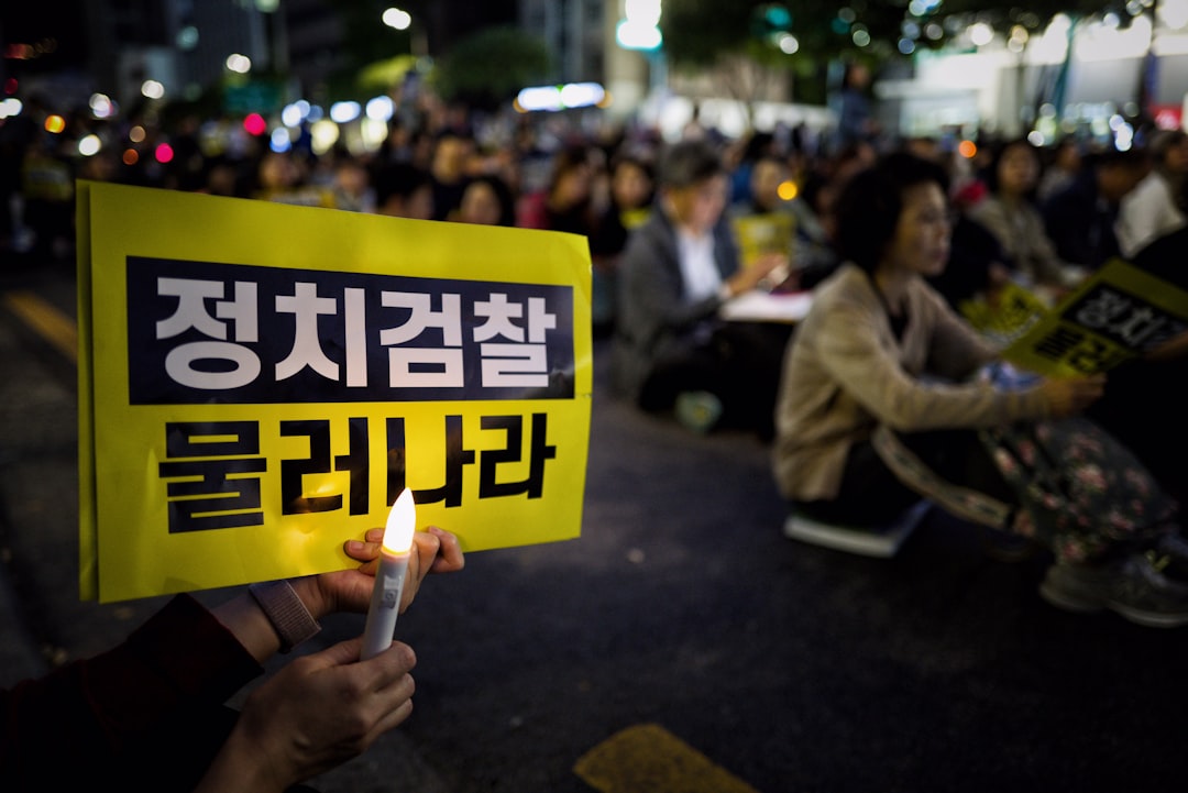 다양한 금융 상품 차트를 보며 연금저축 펀드 투자를 고민하는 직장인