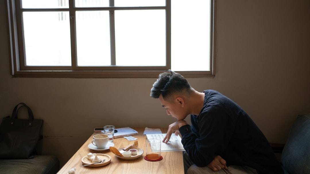 복잡한 소득 및 재산 서류를 정리하며 건강보험료를 확인하는 모습