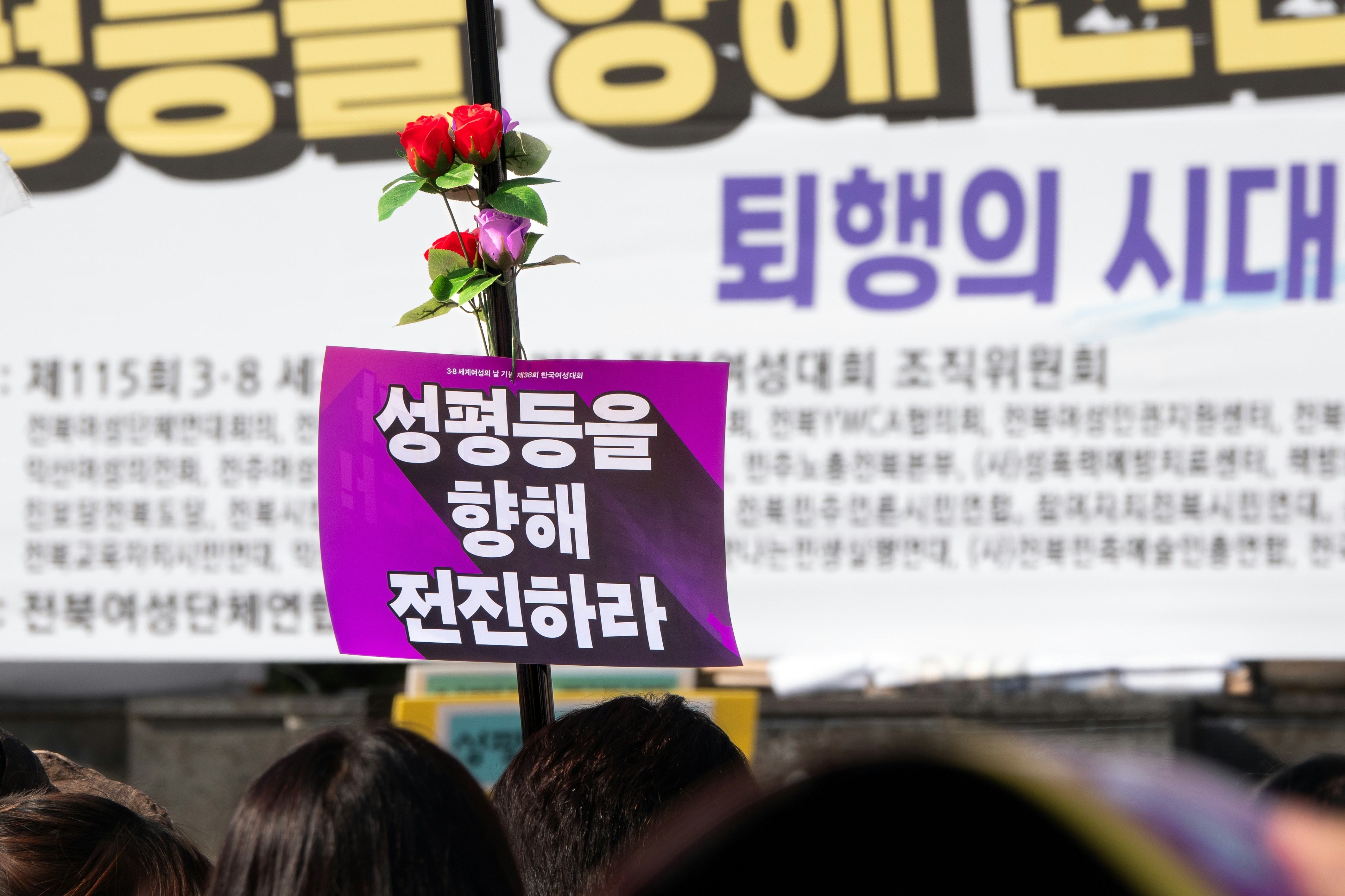 노후에 연금을 수령하며 안정감을 느끼는 사람