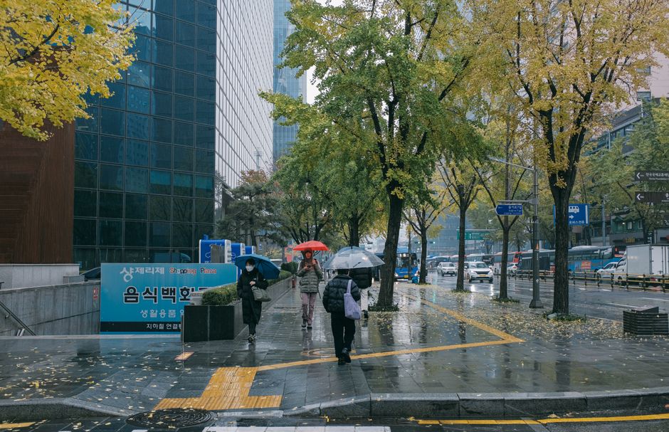 노란우산공제를 통해 금융 안전망을 확보하고 혜택을 받는 다양한 소상공인 및 자영업자들의 모습