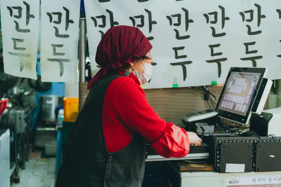 다양한 소상공인과 프리랜서가 노란우산공제로 보호받는 모습
