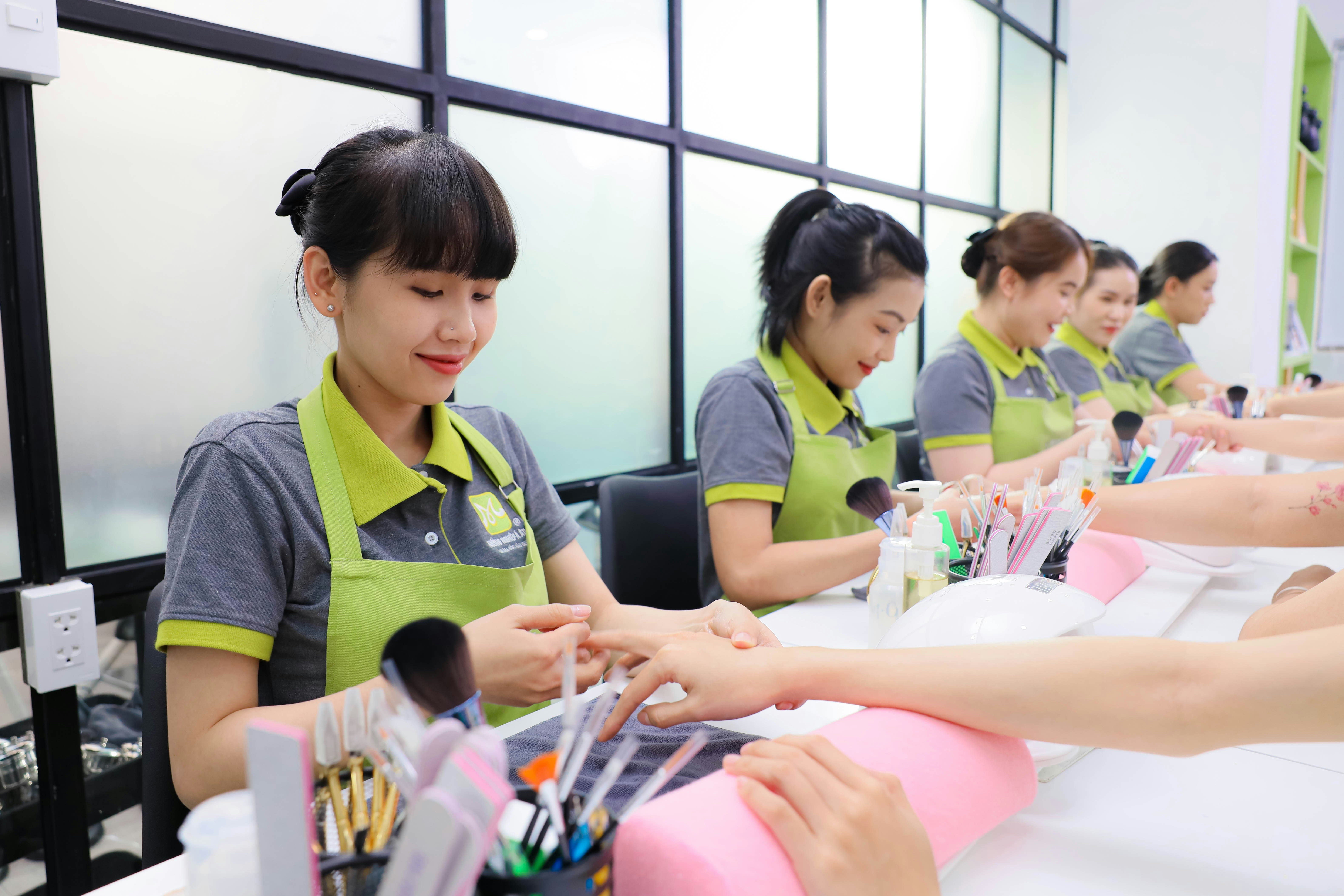 다양한 투자 차트와 연금 계획이 보이는 노트북 화면과 재무 서류를 검토하는 손의 클로즈업 이미지.