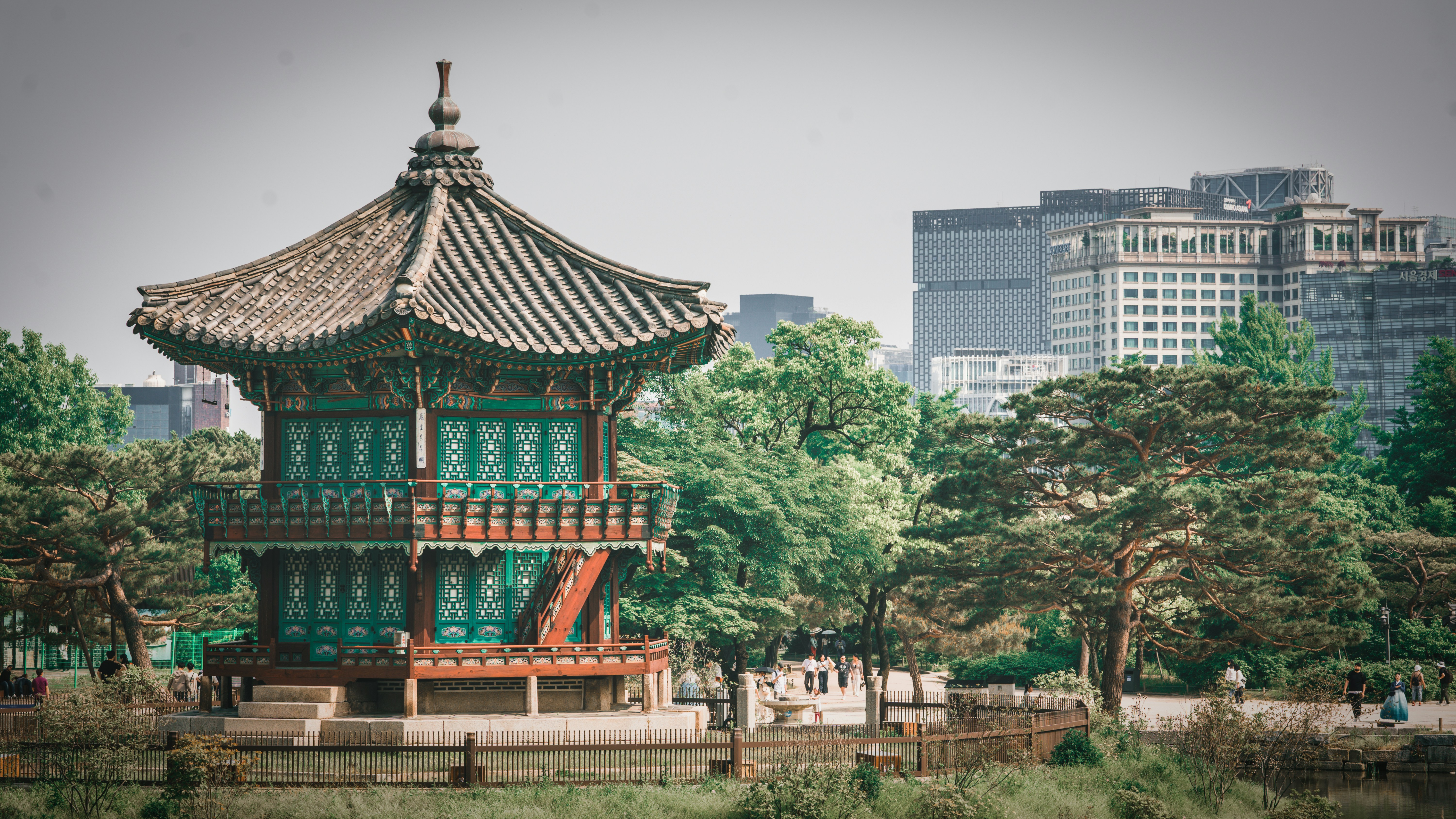 저금통, 주택, 연금 계좌 로고, 투자 그래프 등 다양한 노후 자산 관리 수단을 시각적으로 보여주는 인포그래픽.