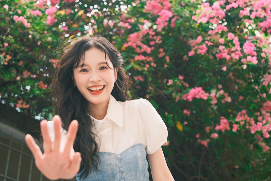 대출 약관에서 중요한 부분을 파란 펜으로 밑줄 긋는 손 클로즈업