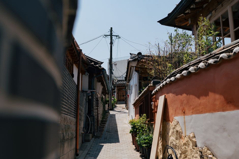 두 갈래 길이 하나로 합쳐지는 모습으로 대출 갈아타기를 상징하는 이미지