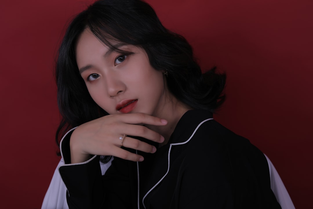 미소금융 대출 신청을 위해 스마트폰으로 서민금융진흥원 앱을 이용하거나 재무 상담을 받는 모습