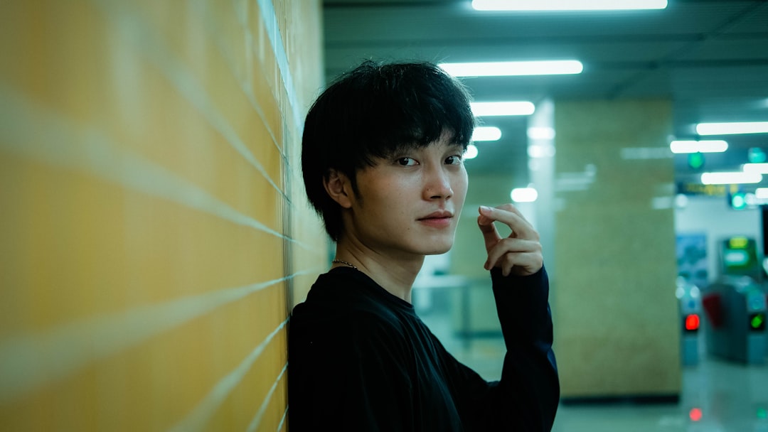 태블릿으로 의료비 명세서와 보험 약관을 확인하며 신중하게 보험금 청구를 고려하는 사람