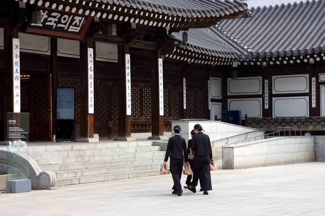 대출 서류를 신중하게 검토하는 사람의 모습. 대출 조건 이해의 중요성을 보여줍니다.