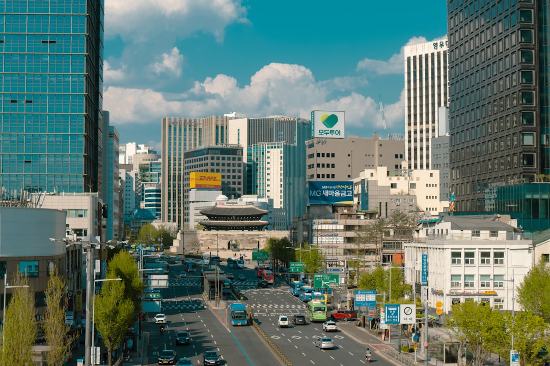 2026년 신용점수 관리 전략을 고민하는 한국 여성의 모습.
