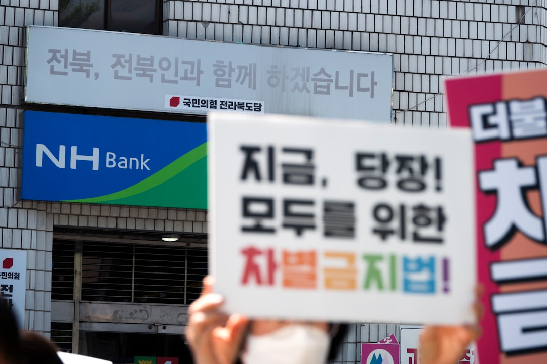 신용회복위원회 채무조정 관련 서류를 검토하는 모습