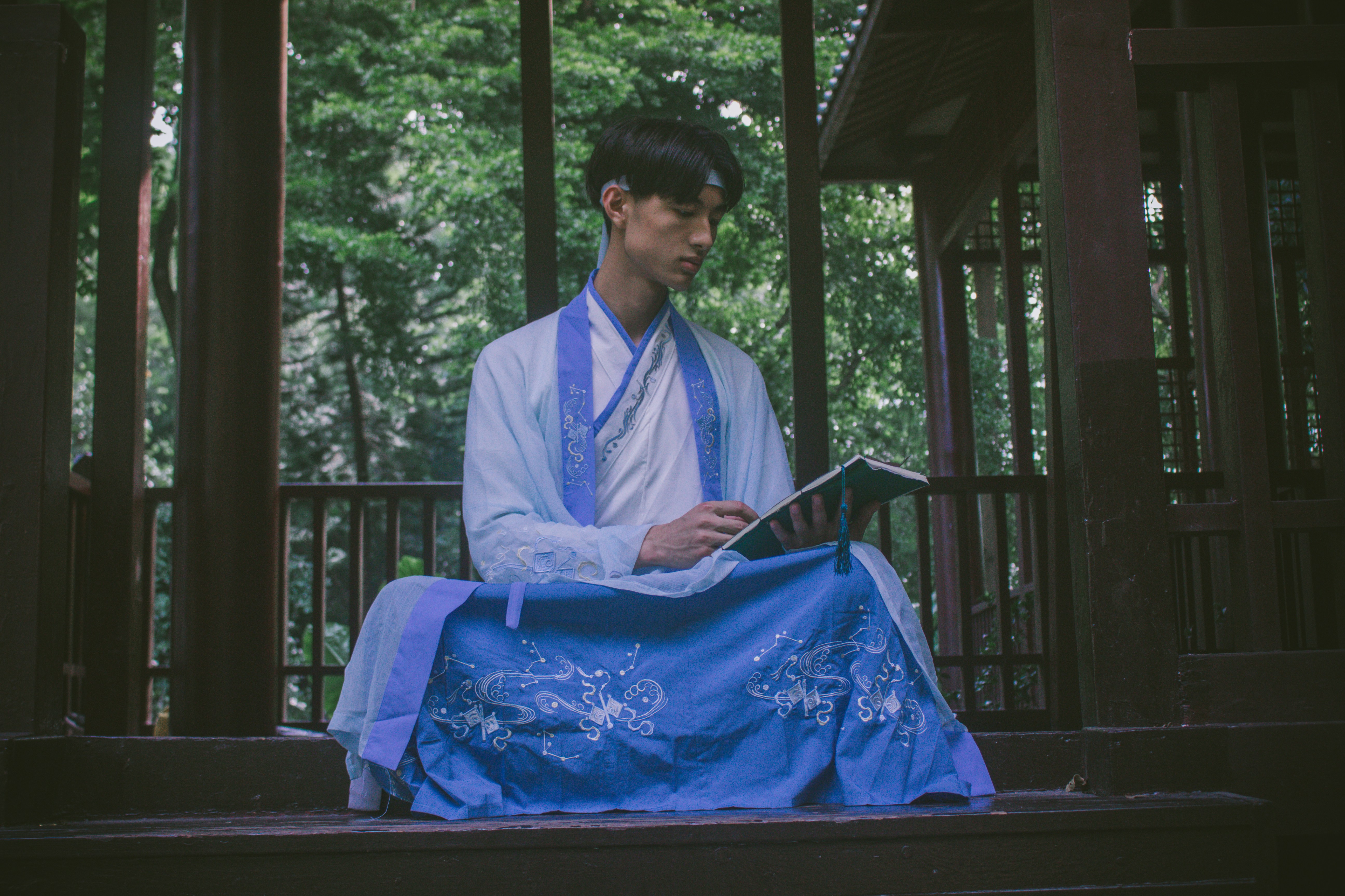 정책 변경 서류를 검토하는 사람의 모습, 실업급여 정책 변화를 상징