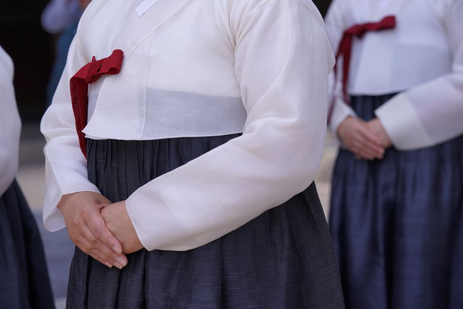 보험 약관의 특정 조항을 펜으로 강조하며 꼼꼼히 검토하는 손의 클로즈업