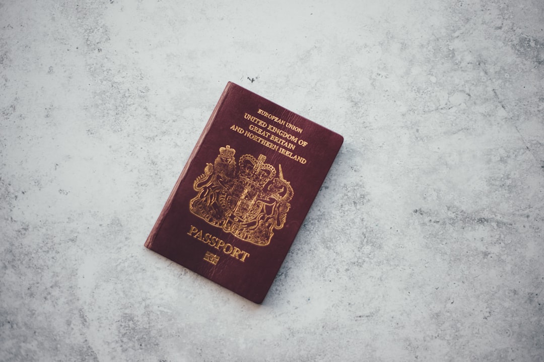 공항에서 여권과 스마트폰을 들고 출발 안내판을 보는 사람, 안전한 여행을 상징하는 여행자보험 개념이 겹쳐진 이미지