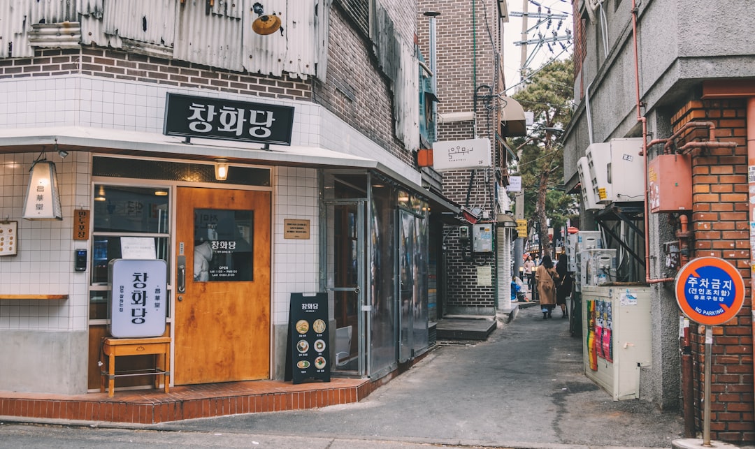 예금 이자율과 세금 계산이 명확히 표시된 금융 차트를 가리키는 손.