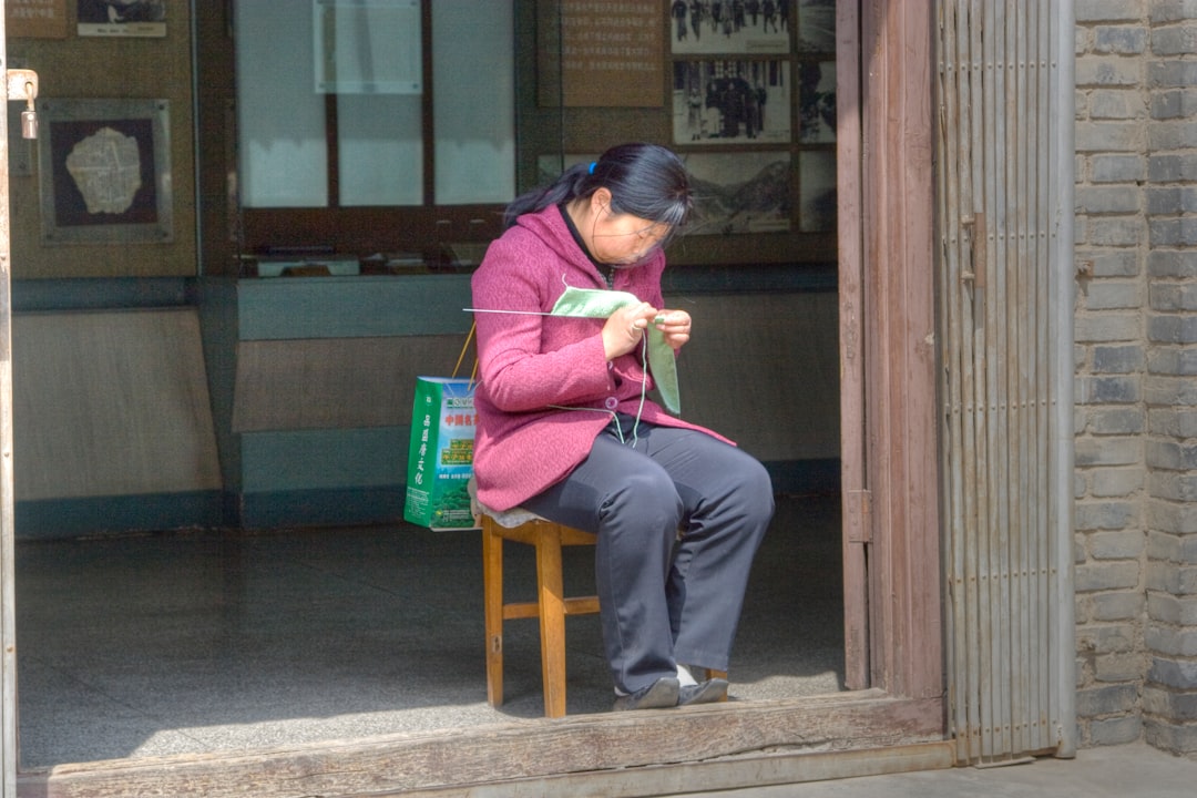 태블릿으로 금융 상품을 비교하며 신중하게 투자 결정을 내리는 사람.