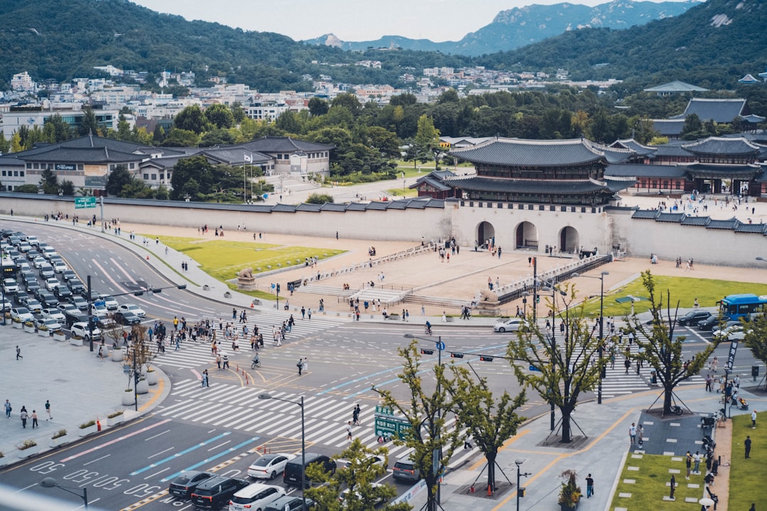 2026년 자동차보험료를 절약하기 위해 여러 보험사의 상품을 비교하는 모습