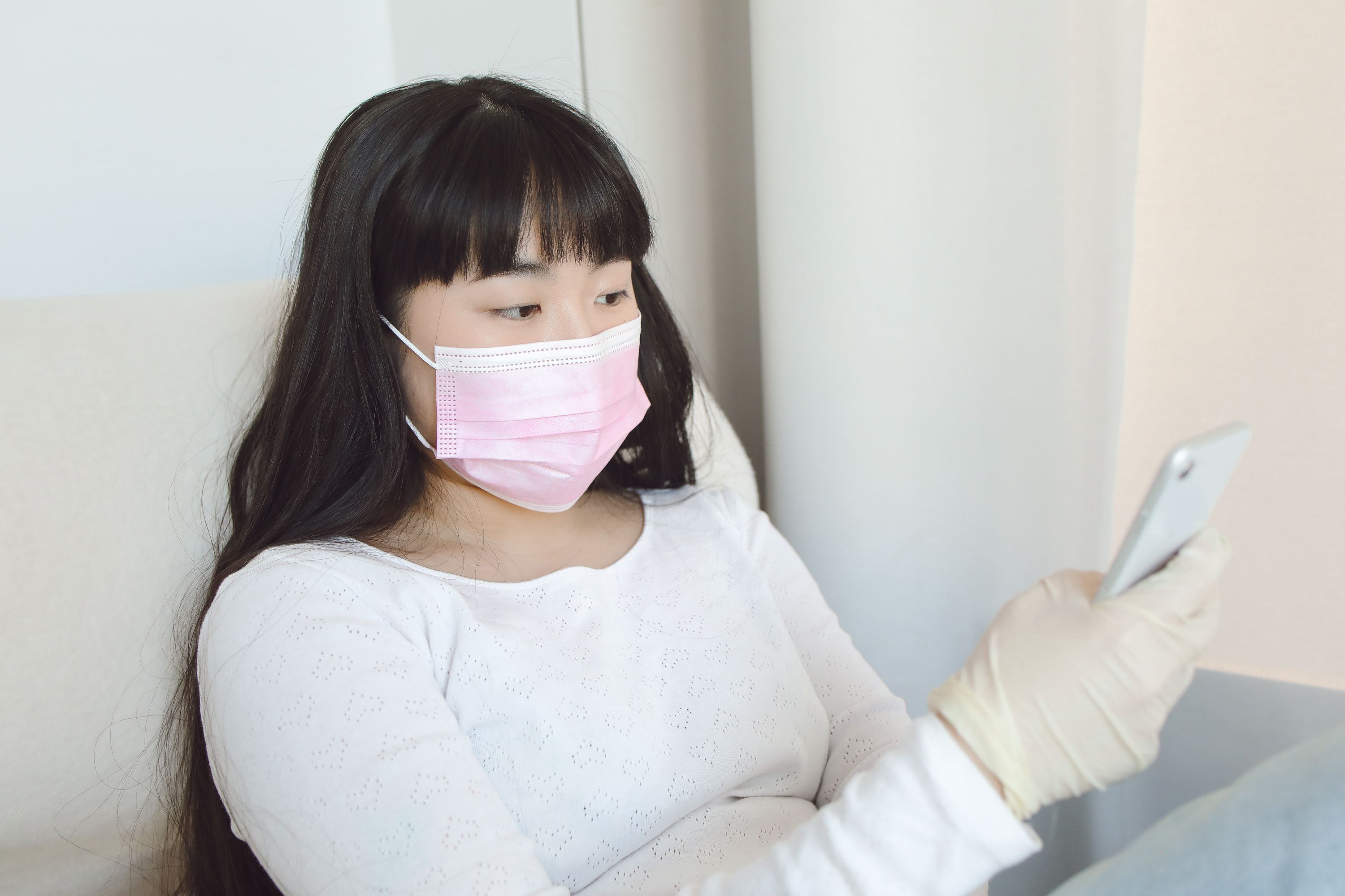 스마트폰으로 자동차세 연납을 신청하는 모습, 화면에는 할인율이 표시되어 있습니다.