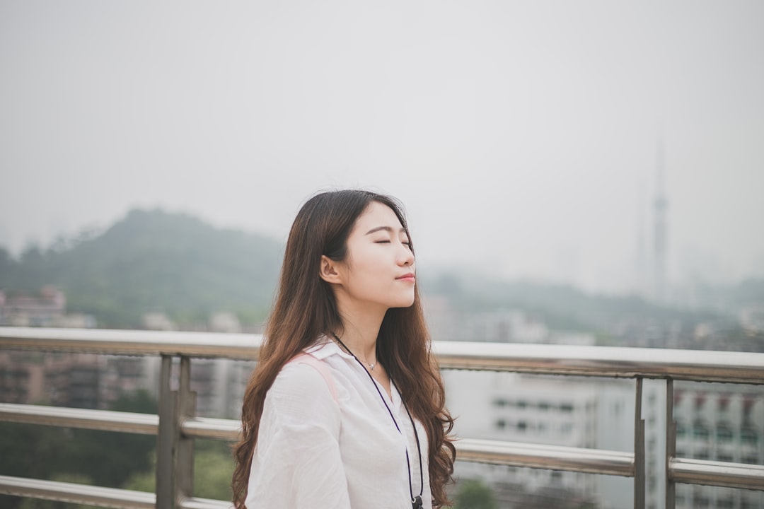 자동차 리스 계약서를 검토하는 사람