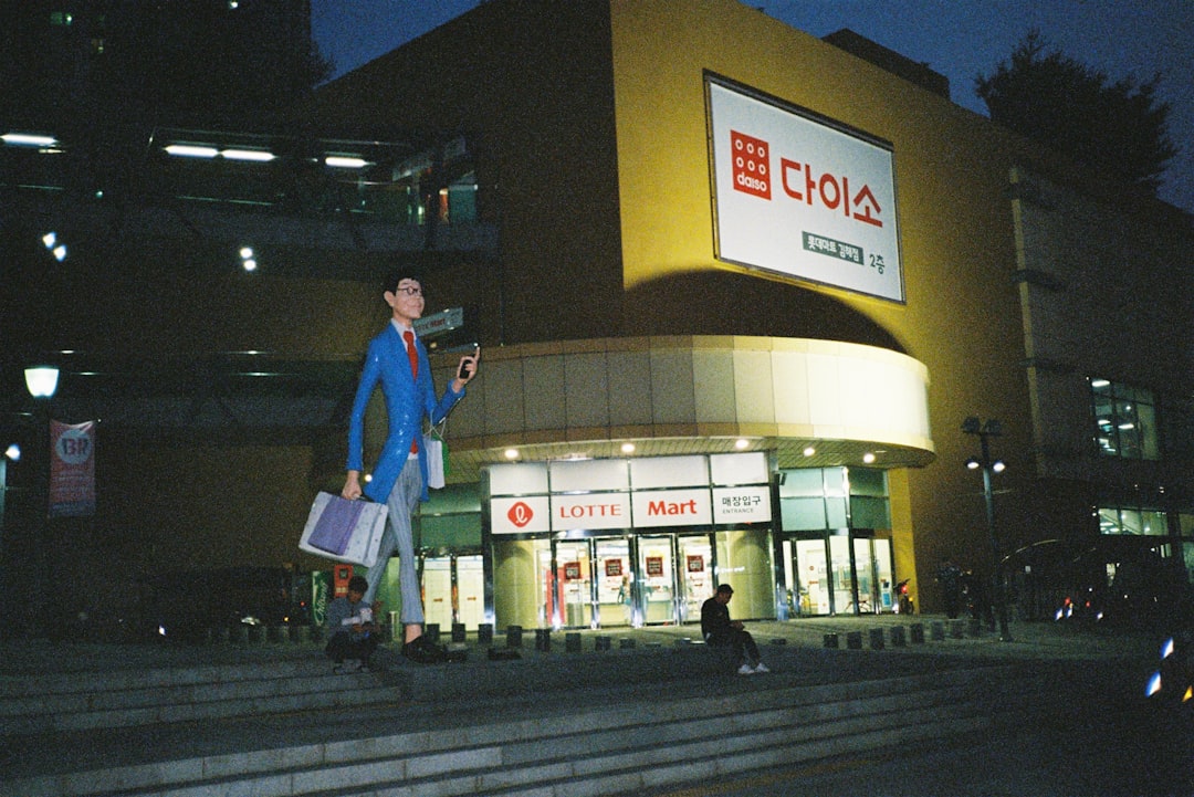 태블릿으로 자동차 할부와 리스 금융 상품을 비교하는 사람