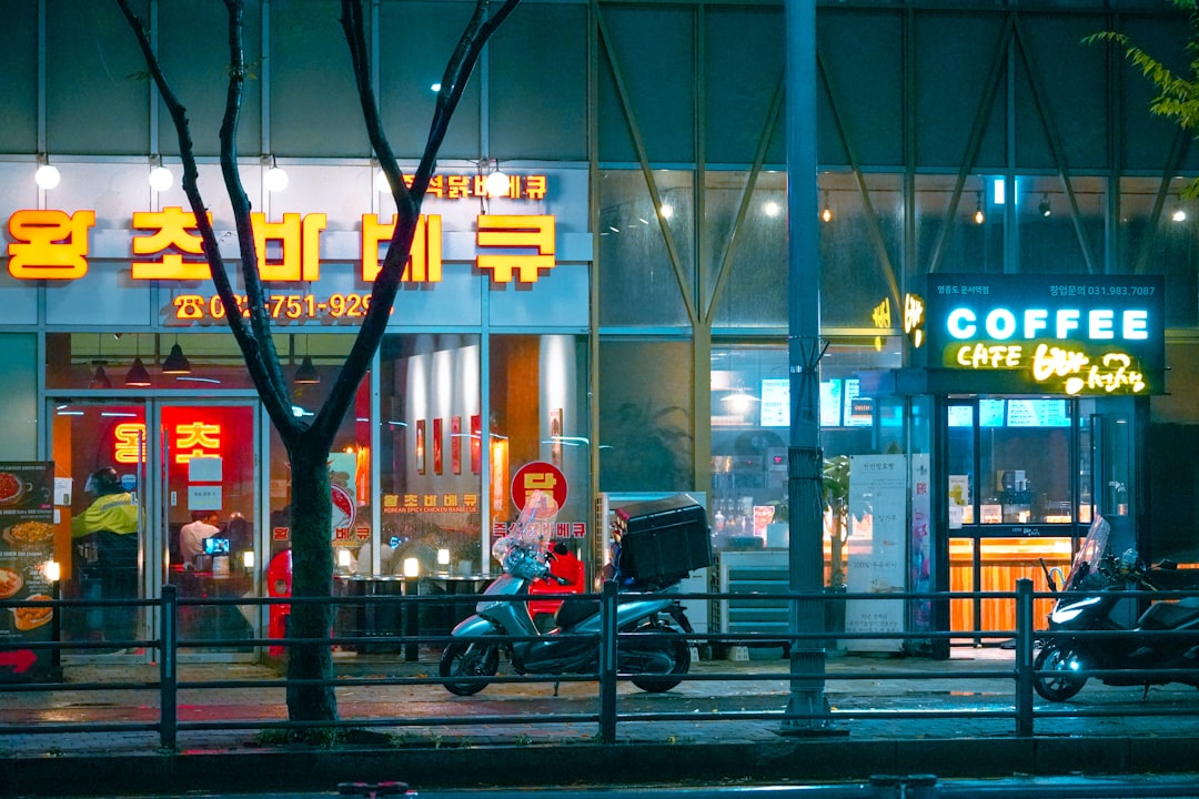 전기차 보조금 정책 변경사항을 보여주는 태블릿 화면을 보는 사람의 모습