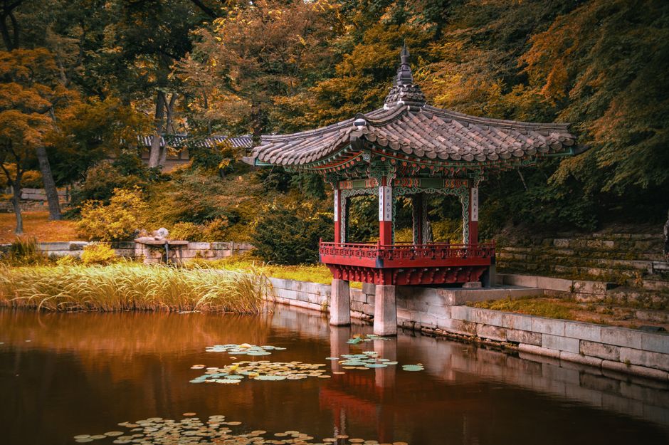 종신보험의 평생 보장 개념과 재산 형성 요소를 나타낸 시각화 이미지