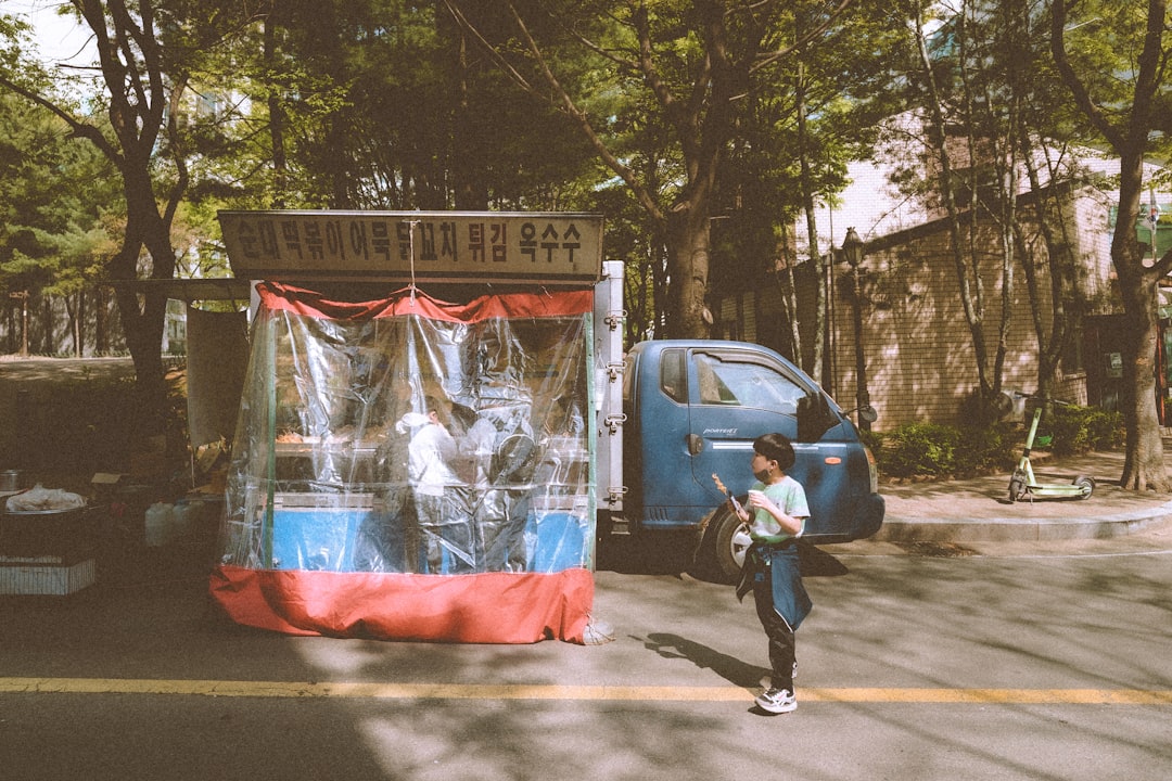새 아파트 앞에서 열쇠를 들고 있는 젊은 한국인 청년
