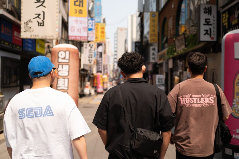 청년 창업가들이 함께 아이디어를 논의하며 협력하는 모습