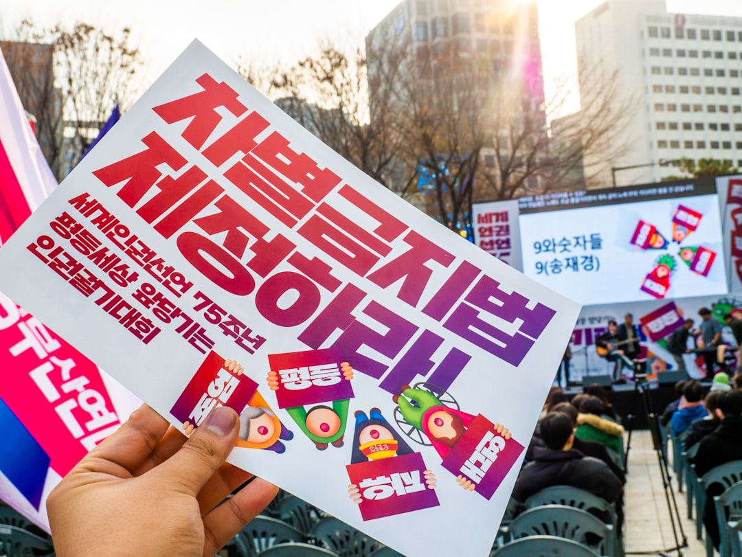 정부의 다양한 출산 및 육아 지원 제도를 보여주는 그래픽 일러스트레이션입니다. 재정 지원, 육아휴직, 보육 서비스 아이콘이 파란색과 회색 톤으로 디자인되어 있습니다.