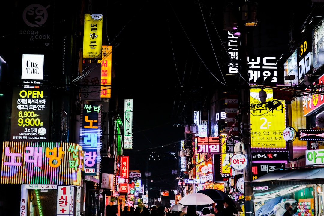 카드포인트를 현금화하거나 다양하게 활용하는 방법들을 시각적으로 표현한 일러스트