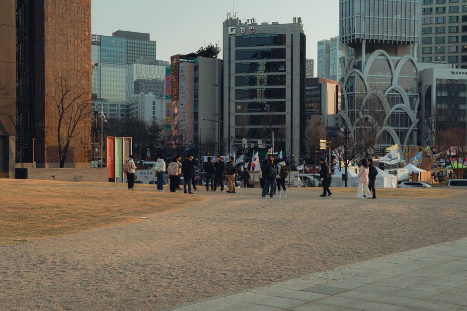 퇴직연금 선택과 운용에 대한 다양한 의견을 나누며 현명한 노후 대비를 모색하는 사람들의 모습.