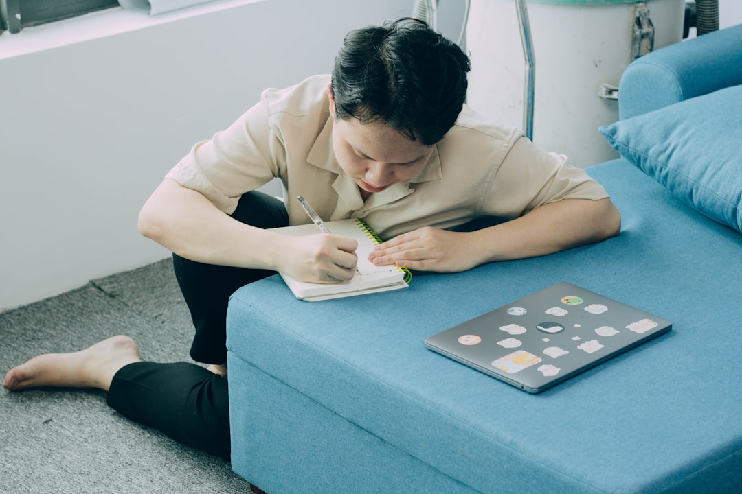 복잡한 펫보험 서류를 진지하게 검토하며 중요 약관을 강조하는 사람의 모습.