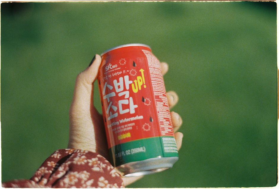 스마트폰 앱으로 실시간 환율을 확인하며 외화를 충전하는 모습