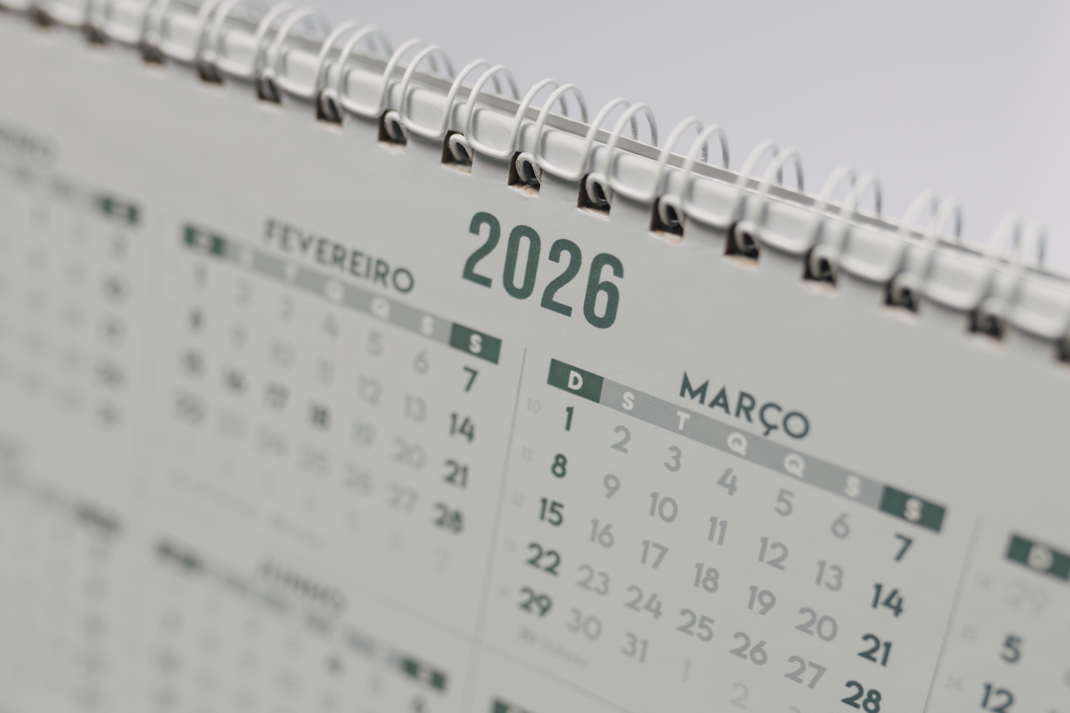 2026년 달력과 저금통, 동전으로 4대보험료 변화를 나타내는 이미지.