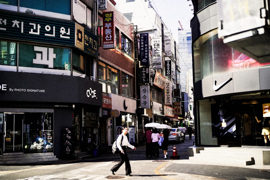 CMA 통장 종류와 효율적인 자산 관리 전략을 상징하는 금융 요소들