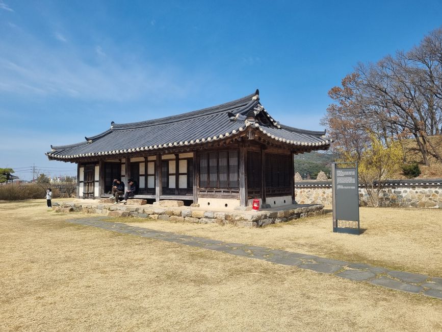 주택 구입과 대출 한도 사이에서 고민하는 사람의 모습