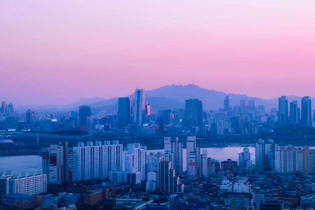 기존 ISA와 생산적 금융 ISA를 활용한 '투 트랙 전략'을 시각화한 이미지. 국내외 투자를 효율적으로 분산하여 절세 효과를 극대화하는 방법을 나타냅s니다.